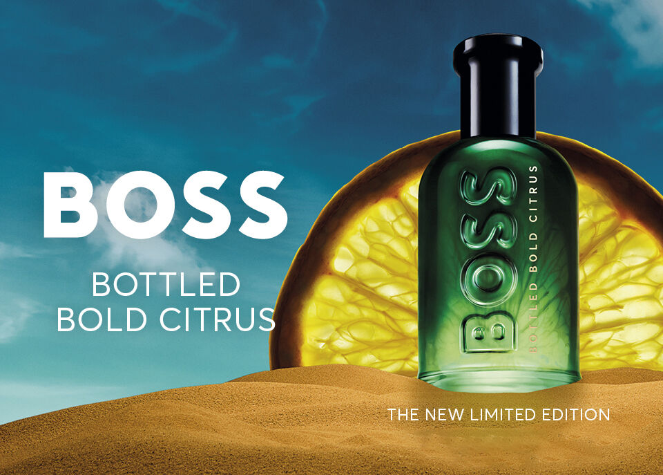 Embalagem do novo BOSS Bottled Bold Citrus verde, com citrino ao fundo e céu azul, evocando frescura e leveza do novo aroma "
