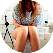 mulher sentada numa sanita em visiviel desconforto mulher sentada numa sanita em visiviel desconforto