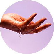 Uma mao a segurar um liquido transparente Uma mao a segurar um liquido transparente
