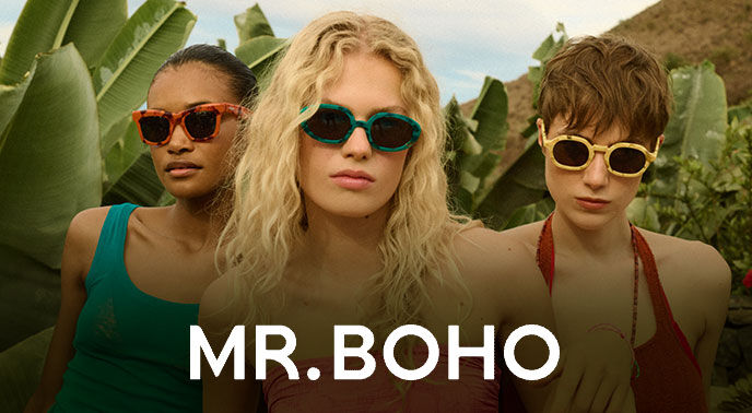 Três pessoas em frente a folhas de bananeira com logótipo MR.BOHO na parte inferior da imagem