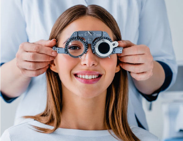 imagem de uma rapariga num consultório de optometrista