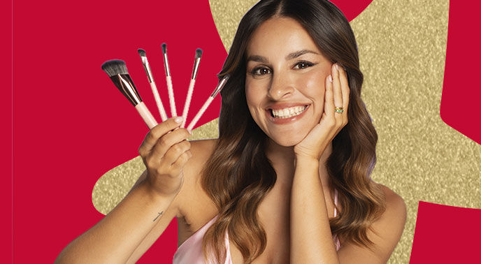 Adri Silva com pinceis da Bloom