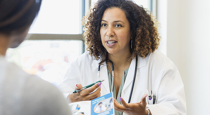 médica a falar sobre métodos contracetivos 