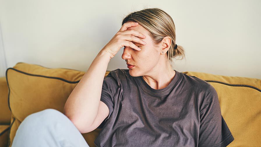 mulher a lidar com oscilações de humor ou sensibilidade emocional