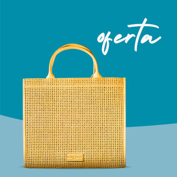 Saco de praia amarelo Lancôme com textura perfurada, alças arredondadas e logótipo metálico visível