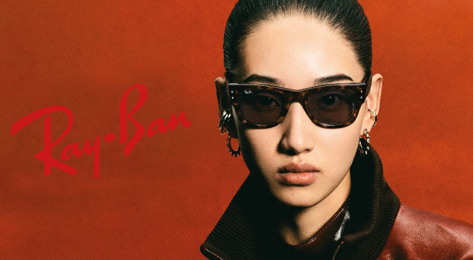 Pessoa com óculos de sol e brincos, rosto desfocado, logótipo Ray-Ban vermelho à esquerda.