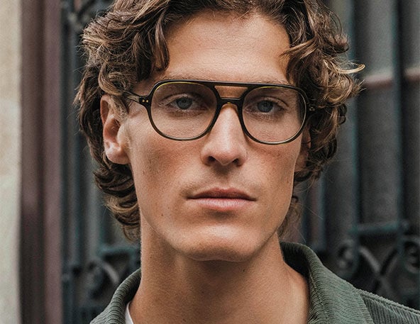 Rapaz hovem a utilizar &oacute;culos graduados