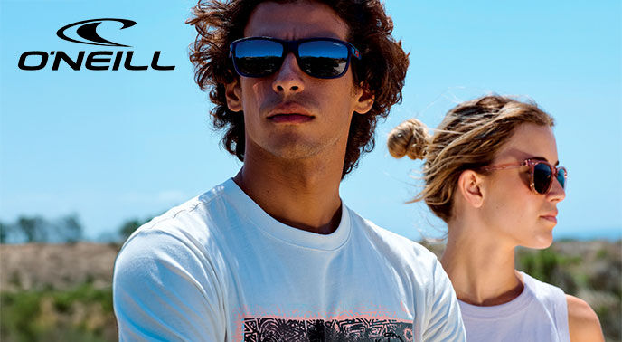Duas pessoas com óculos de sol na praia com logótipo O'Neill no canto superior esquerdo.