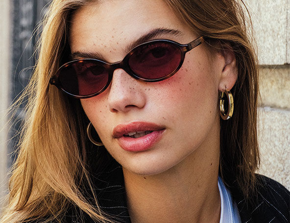 Imagem de rapariga a usar &oacute;culos de sol