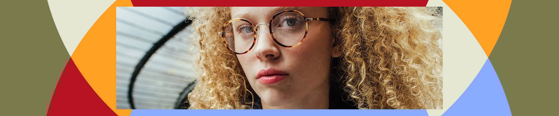 Fundo verde seco com cores e com a foto de uma rapariga a usar &oacute;culos