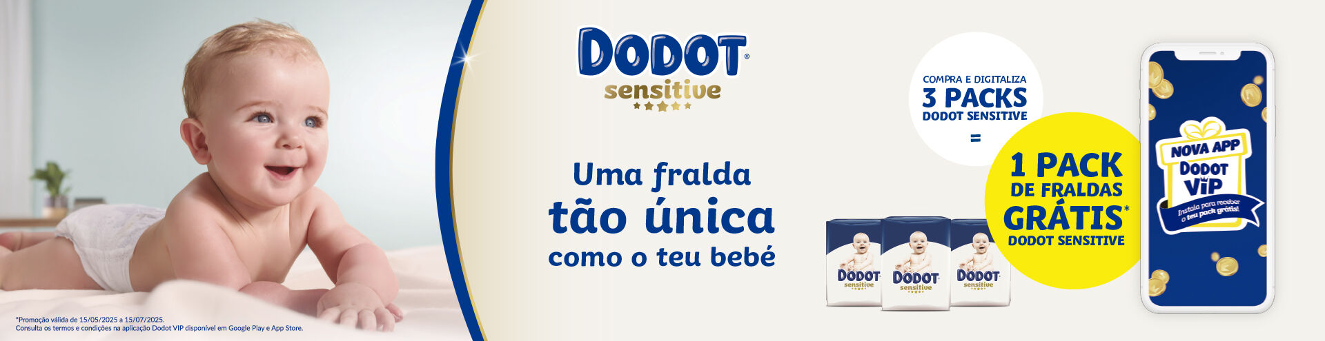 Bebé ao lado de três pacotes de fraldas Dodot Sensitive e telemóvel com app Dodot VIP em destaque.