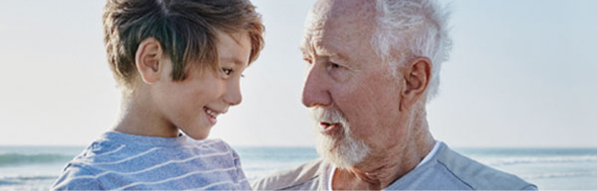 Senhora a colocar aparelho auditivo